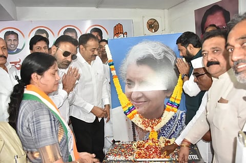 ಹುಬ್ಬಳ್ಳಿಯ ಕಾಂಗ್ರೆಸ್ ಕಚೇರಿಯಲ್ಲಿ ಆಯೋಜಿಸಿದ್ದ ಮಾಜಿ ಪ್ರಧಾನಿ ದಿ. ಇಂದಿರಾ ಗಾಂಧಿ ಅವರ ಜನ್ಮದಿನಾಚರಣೆ ಕಾರ್ಯಕ್ರಮದಲ್ಲಿ ಕಾಂಗ್ರೆಸ್ ಮುಖಂಡರು ಇಂದಿರಾ ಗಾಂಧಿ ಅವರ ಭಾವಚಿತ್ರಕ್ಕೆ ನಮನ ಸಲ್ಲಿಸಿದರು. ಸಚಿವ ಸಂತೋಷ ಲಾಡ್, ವಿಧಾನ ಪರಿಷತ್ ಮುಖ್ಯ ಸಚೇತಕ ಸಲೀಂ ಅಹ್ಮದ್, ಅನಿಲಕುಮಾರ ಪಾಟೀಲ, ಮಹೇಂದ್ರ ಸಿಂಘಿ ಹಾಗೂ ಇತರರು ಇದ್ದರು. 
