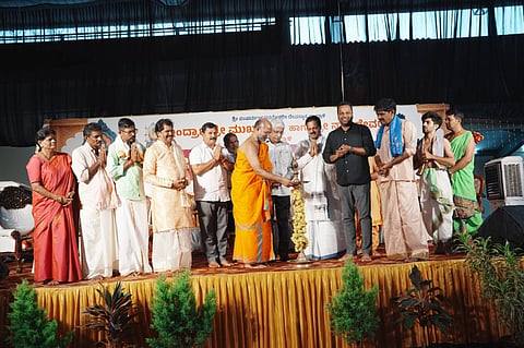 ಉಡುಪಿಯ ಇಂದ್ರಾಣಿಯಲ್ಲಿ ಆಯೋಜಿಸಿದ್ದ ಧಾರ್ಮಿಕ ಸಭೆಯನ್ನು ವಿದ್ಯಾಪ್ರಸನ್ನ ತೀರ್ಥ ಶ್ರೀಪಾದರು ಉದ್ಘಾಟಿಸಿದರು. ಕೆ. ಜಯಪ್ರಕಾಶ್​ ಹೆಗ್ಡೆ. ಭೂಪತಿ ಶೆಟ್ಟಿ, ಜಯಕರ್​ ಶೆಟ್ಟಿ ಇಂದ್ರಾಳಿ, ಬಿ.ಕುಶಲ್​ ಶೆಟ್ಟಿ, ಪ್ರಸಾದರಾಜ್​ ಕಾಂಚನ್​, ರಮೇಶ್​ ಕಾಂಚನ್​, ಶೋಭಾ ಡಿ. ಶೆಟ್ಟಿ ಇತರರಿದ್ದರು.