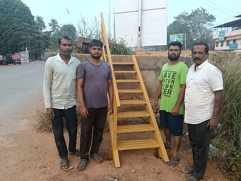 ಉಡುಪಿಯ ಇಂದ್ರಾಳಿ ರೈಲ್ವೆ ಮೇಲ್ಸೇತುವೆ ಬಳಿ ಕಬ್ಬಿಣ ಏಣಿ ಅಳವಡಿಸಿದ ವಿಶು ಶೆಟ್ಟಿ ಅಂಬಲಪಾಡಿ.