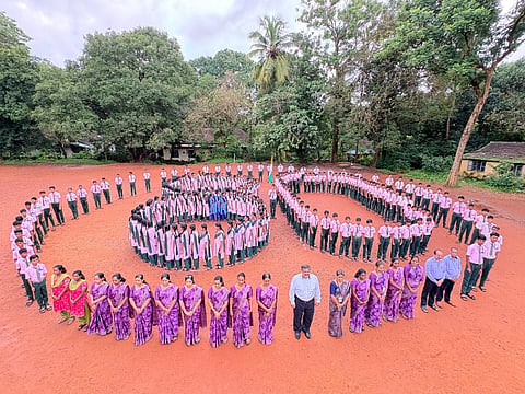 ಉಡುಪಿಯ ಇಂದ್ರಾಳಿ ಇಂಗ್ಲಿಷ್​ ಮೀಡಿಯಂ ಸ್ಕೂಲ್​ನ ವಿದ್ಯಾರ್ಥಿಗಳು ಹಾಗೂ ಶಿಕ್ಷಕರು ಸ್ವಾತಂತ್ರ್ಯೋತ್ಸವದ ನಿಮಿತ್ತ 80 ಆಕೃತಿ ರಚಿಸಿ ಸಂಭ್ರಮಿಸಿದರು.