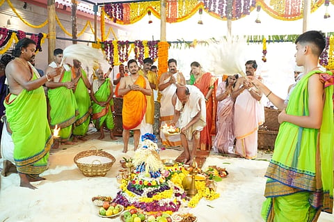 ವೇದಮೂರ್ತಿ ಪುತ್ತೂರು ಶ್ರೀನಿವಾಸ ತಂತ್ರಿ ನೇತೃತ್ವದಲ್ಲಿ ಬ್ರಹ್ಮ ಕಲಶೋತ್ಸವದ ಮಹಾಪೂಜೆ ನಡೆಯಿತು. ಇಂದ್ರಾಳಿ ಜಯಕರ್​ ಶೆಟ್ಟಿ, ಭೂಪತಿ ಶೆಟ್ಟಿ ಇತರರಿದ್ದರು.