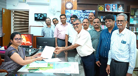 ಅನಗತ್ಯ ವಿದ್ಯುತ್​ ಬಿಲ್​ ಬಾಕಿ ಹಾಗೂ ಕಾರ್ಮಿಕರಿಗೆ ಶೇ.60 ವೇತನ ಹೆಚ್ಚಳ ವಿರೋಧಿಸಿ ಉಡುಪಿ ಜಿಲ್ಲಾ ಸಣ್ಣ ಕೈಗಾರಿಕಾ ಸಂಘದ ಪದಾಧಿಕಾರಿಗಳು ಜಿಲ್ಲಾಧ್ಯಕ್ಷ ಎಂ. ವಸಂತ್​ ಕಿಣಿ ಮೂಲಕ ಜಿಲ್ಲಾಧಿಕಾರಿ ಸ್ವರೂಪಾ ಟಿ.ಕೆ. ಅವರಿಗೆ ಮನವಿ ಸಲ್ಲಿಸಿದರು.