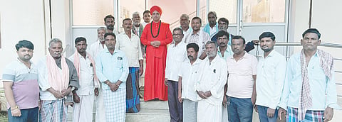 Injustice in cabinet ಗುತ್ತಲದ ಪ್ರವಾಸಿ ಮಂದಿರದಲ್ಲಿ ಅಂಬಿಗರ ಚೌಡಯ್ಯ ಪೀಠದ ಶ್ರೀ ಶಾಂತಭೀಷ್ಮ ಚೌಡಯ್ಯ ಸ್ವಾಮಿಜಿ ಸುದ್ದಿಗೋಷ್ಠಿ ನಡೆಸಿದರು. ಹಾಲಪ್ಪ ನೆಗಳೂರ, ದುರ್ಗಪ್ಪ ರ್ಬಾ, ಶೇಖಪ್ಪ ಸುಣಗಾರ ಇದ್ದರು.