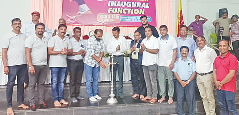 ದಾಂಡೇಲಿಯಲ್ಲಿ ಏರ್ಪಾಟಾಗಿರುವ ರಾಜ್ಯ ಮಟ್ಟದ ಮುಕ್ತ ಬ್ಯಾಡ್ಮಿಂಟನ್ ಪಂದ್ಯಾವಳಿಗೆ ಅಂತಾರಾಷ್ಟ್ರೀಯ ಬ್ಯಾಡ್ಮಿಂಟನ್ ಆಟಗಾರ ಅಭಿಷೇಕ ಯಲಿಗಾರ ಶನಿವಾರ ಚಾಲನೆ ನೀಡಿದರು. ವಿವೇಕ ಬನ್ನೆ, ಅಶುತೋಷ್ ಕುಮಾರ್ ರಾಯ್, ಡಾ.ಸಮೀರ್ ಕುಮಾರ್ ಟಿ. ನಾಯಕ, ಮಿಥುನ್ ನಾಯಕ, ಲಿಯೋ ಪಿಂಟೋ, ಎಸ್. ಪ್ರಕಾಶ ಶೆಟ್ಟಿ, ಗುರು ಮಠಪತಿ, ರಿಯಾಜ್ ಇತರರಿದ್ದರು.