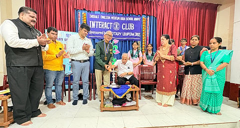 ಉಡುಪಿಯ ಇಂದ್ರಾಳಿ ಆಂಗ್ಲ ಮಾಧ್ಯಮ ಪ್ರೌಢಶಾಲೆಯಲ್ಲಿ ಆಯೋಜಿಸಿದ್ದ ಇಂಟರ್ಯಾಕ್ಟ್​ ಕ್ಲಬ್​ನ ಪದಗ್ರಹಣ ಸಮಾರಂಭವನ್ನು ಕೆ. ಅಣ್ಣಪ್ಪ ಶೆಣೈ ಉದ್ಘಾಟಿಸಿದರು. ಡಾ.ಆಶ್ವಿನ್​ಕುಮಾರ್​,  ಶಶಿರಾಜ್​ ಕುಂದರ್​, ವಿದ್ಯಾ ಅಮರ್​ ಪೈ, ಕೆ. ವಿನಾಯಕ್​ ಕಿಣಿ, ರೇಶ್ಮಾ ಪ್ರಭು, ಸಮರ್ಥರಾಜ್, ರೇಣುಕಾ ಕೆ. ಇದ್ದರು.