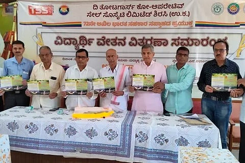 ಶಿರಸಿಯಲ್ಲಿ ನ. 23ರಂದು ಆಯೋಜಿಸಿರುವ ರಾಜ್ಯ ಮಟ್ಟದ ವಿಚಾರ ಸಂಕಿರಣದ (river diversion)ಆಮಂತ್ರಣ ಪತ್ರಿಕೆಯನ್ನು ಬಿಡುಗಡೆಗೊಳಿಸಲಾಯಿತು. ಗೋಪಾಲಕೃಷ್ಣ ವೈದ್ಯ, ಅನಂತ ಅಶೀಸರ, ಎಂ. ಎನ್. ಭಟ್, ವಿ.ಎನ್. ಹೆಗಡೆ, ವಿ.ಎಂ. ಹೆಗಡೆ, ಕೇಶವ ಕೊರ್ಸೆ ಇತರರಿದ್ದರು.