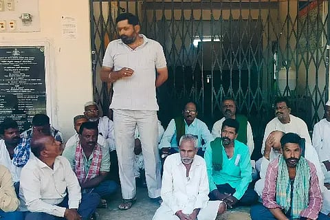 ನರಗುಂದ ತಾಲೂಕಿನ ರೈತರು ಕಾಲುವೆ ಮುಖಾಂತರ ಹೆಚ್ಚುವರಿ ನೀರು ಹರಿಸುವಂತೆ ಆಗ್ರಹಿಸಿ ಪಟ್ಟಣದ (Irrigation)ನೀರಾವರಿ ಇಲಾಖೆಗೆ ಶುಕ್ರವಾರ ಬೀಗ ಜಡಿದು ಪ್ರತಿಭಟನೆ ನಡೆಸಿದರು.