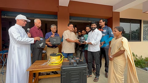 ಮುಳುಗುತಜ್ಞ ಈಶ್ವರ ಮಲ್ಪೆ ಅವರಿಗೆ ಜೀವರಕ್ಷಕ ಸಂವಹನ ಸಾಧನ ಹಸ್ತಾಂತರಿಸಲಾಯಿತು. ಡೆನಿಸ್​ ಡೆಸಾ, ಒಸ್ವಲ್ಡ್​ ರೊಡ್ರಿಗಸ್​, ಆಲ್ವಿನ್​ ಸಿಕ್ವೇರಾ, ಸಿಸ್ಟರ್​ ಸುಶ್ಮಾ, ಸ್ವೀವನ್​ ಪಿಂಟೊ, ಲವೀನಾ ಫೆರ್ನಾಂಡಿಸ್​ ಇತರರಿದ್ದರು.