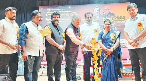 swaranjali ಹುಬ್ಬಳ್ಳಿಯ ಈಶ್ವರಿ ಫೌಂಡೇಷನ್​ ವತಿಯಿಂದ ಸವಾಯಿ ಗಂಧರ್ವ ಹಾಲ್​ನಲ್ಲಿ ಆಯೋಜಿಸಿದ್ದ ಸ್ವರಾಂಜಲಿ ಸಂಗೀತ ಕಾರ್ಯಕ್ರಮವನ್ನು ಸ್ವರ್ಣ ಸಮೂಹ ಸಂಸ್ಥೆಯ ಎಂಡಿ ಡಾ. ವಿ.ಎಸ್​.ವಿ. ಪ್ರಸಾದ ಉದ್ಘಾಟಿಸಿದರು. ಎಂಎಲ್​ಸಿ ಪ್ರದಿಪ ಶೆಟ್ಟರ್​, ಈಶ್ವರಿ ಫೌಂಡೇಷನ್ ಅಧ್ಯಕ್ಷ ಸಂತೋಷ ವೆರ್ಣೇಕರ, ಮೇಯರ್​ ಜ್ಯೋತಿ ಪಾಟೀಲ, ಸಂಕಲ್ಪ ಶೆಟ್ಟರ, ಇತರರು ಇದ್ದರು.