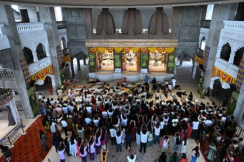 iskcon temple ಹುಬ್ಬಳ್ಳಿ- ಧಾರವಾಡ ಇಸ್ಕಾನ್​ ಮಂದಿರದಲ್ಲಿ ಕೃಷ್ಣ ಜನ್ಮಾಷ್ಟಮಿ ಸಂಭ್ರಮದಲ್ಲಿ ಪಾಲ್ಗೊಂಡ ಭಕ್ತರು.