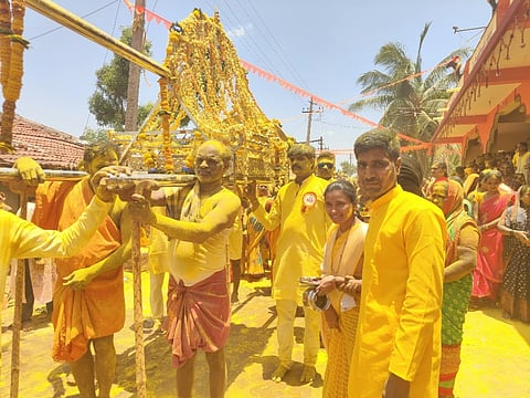 ನರಗುಂದ ತಾಲೂಕಿನ ಬೆನಕನಕೊಪ್ಪ ಗ್ರಾಮದ ಶ್ರೀದ್ಯಾಮವ್ವ ಹಾಗೂ ಶ್ರೀ ದುರ್ಗಾದೇವಿಯರ ಜಾತ್ರಾ ಮಹೋತ್ಸವ ಅಂಗವಾಗಿ ಮಂಗಳವಾರ ಅದ್ದೂರಿ ಪಲ್ಲಕ್ಕಿ ಉತ್ಸವ, ಪೂರ್ಣಕುಂಭ ಮೆರವಣಿಗೆ ಜತೆಗೆ ನೂರಾರು ಜನರು ಭಕ್ತಿಯ ಭಂಡಾರದಲ್ಲಿ ಮಿಂದೆದ್ದರು.