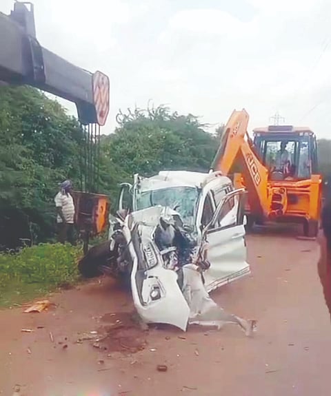 ನರಗುಂದ- ಭೈರನಹಟ್ಟಿ ರಾಷ್ಟ್ರೀಯ ಹೆದ್ದಾರಿ ಸೇತುವೆ ಬಳಿ ಸಂಭವಿಸಿದ ರಸ್ತೆ ಅಪಘಾತದಲ್ಲಿ ನಜ್ಜುಗುಜ್ಜಾಗಿರುವ ಕಾರು.
