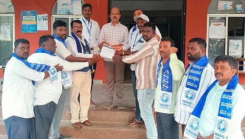 ಮಾನ್ಯ ವಿವೇಕಾನಂದ ದೊಡ್ಮನಿ ಮರ್ಯಾದೆ ಹತ್ಯೆ ಖಂಡಿಸಿ ಹರಪನಹಳ್ಳಿಯಲ್ಲಿ ತಹಶೀಲ್ದಾರ್ ಬಿ.ವಿ.ಗಿರೀಶ್ ಬಾಬುಗೆ ಅಂಬೇಡ್ಕರ್ ಸಂವಿಧಾನ ಸಂರಕ್ಷಣಾ ಸಮಿತಿಯಿಂದ ಮನವಿ ಸಲ್ಲಿಸಲಾಯಿತು.