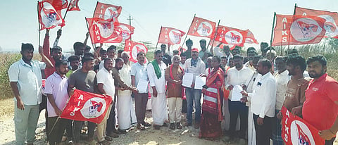 ಕೆರೆಗುಡಿಹಳ್ಳಿ-ಚಿಕ್ಕಬಳ್ಳಿ ಮಾರ್ಗದ ರಸ್ತೆ ದುರಸ್ತಿಗೆ ಆಗ್ರಹಿಸಿ ಉಚ್ಚಂಗಿದುರ್ಗದಲ್ಲಿ ಉಪತಹಸೀಲ್ದಾರ್ ಚಂದ್ರಮೋಹನ್ ಹಾಗೂ ಸಾರಿಗೆ ಘಟಕ ವ್ಯವಸ್ಥಾಪಕಿ ಮಂಜುಳಾಗೆ ಮನವಿ ಸಲ್ಲಿಸಲಾಯಿತು.