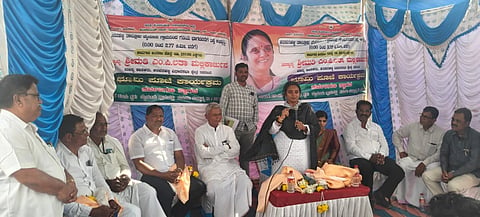 ಹರಪನಹಳ್ಳಿ ತಾಲೂಕಿನ ಮೈದೂರು ಗ್ರಾಮದಲ್ಲಿ ಸಿಸಿ ರಸ್ತೆ ಅಭಿವೃದ್ಧಿ ಕಾಮಗಾರಿಗೆ ಚಾಲನೆ ಕಾರ್ಯಕ್ರಮದಲ್ಲಿ ಶಾಸಕಿ ಎಂ.ಪಿ ಲತಾ ಮಲ್ಲಿಕಾರ್ಜುನ ಮಾತನಾಡಿದರು.