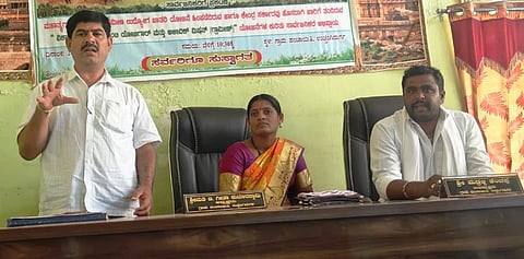 ಹರಪನಹಳ್ಳಿ ತಾಲೂಕಿನ ಉಚ್ಚಂಗಿದುರ್ಗ ಗ್ರಾಪಂನಲ್ಲಿ ಆಯೋಜಿಸಿದ್ದ ವಿಶೇಷ ಸಭೆಯಲ್ಲಿ ಪಿಡಿಒ ಶಿವಕುಮಾರ್ ನಾಯ್ಕ ವಿಬಿ-ಜಿ ರಾಮ್ ಜಿ ಯೋಜನೆ ಕುರಿತು ಮಾಹಿತಿ ನೀಡಿದರು.
