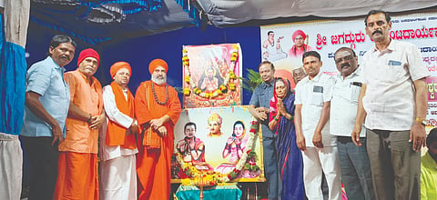 ಮುಂಡರಗಿ ಪಟ್ಟಣದ ಜಗದ್ಗುರು ತೋಂಟದಾರ್ಯ ಶಾಖಾಮಠದಲ್ಲಿ ಬುಧವಾರ ಹಡಪದ ಅಪ್ಪಣ್ಣ, ಲಿಂಗಮ್ಮ ಅವರ ಜಯಂತಿ ಆಚರಿಸಲಾಯಿತು. ಶ್ರೀ ನಿಜಗುಣಪ್ರಭು ತೋಂಟದಾರ್ಯ ಸ್ವಾಮೀಜಿ, ಶರಣಬಸವ ಅಪ್ಪಗಳು, ಡಾ.ಅನ್ನದಾನಿ ಮೇಟಿ, ಈರಣ್ಣ ಹಡಪದ ಇತರರಿದ್ದರು.