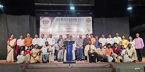 ಉಡುಪಿಯಲ್ಲಿ ನಡೆದ ವನಸುಮ ಜೆಸಿ ಸಪ್ತಾಹದ ಸಮಾರೋಪದಲ್ಲಿ ಎಂ.ಎಸ್​. ಭಟ್​ ಹಾಗೂ ರೋಹಿತ್​ ಬೈಕಾಡಿ ಅವರಿಗೆ 'ಮನಸುಮ ರಂಗ' ಪ್ರಶಸ್ತಿ ಪ್ರದಾನ ಮಾಡಲಾಯಿತು. ಕೆ.ರಘುಪತಿ ಭಟ್​, ಪೂರ್ಣಿಮಾ, ಪಲ್ಲವಿ ಕೊಡಗು, ಬಾಸುಮ ಕೊಡಗು, ಡಾ. ವಿಜಯೇಂದ್ರ ವಸಂತ್​, ಜಯಕುಮಾರ್​ ಇತರರಿದ್ದರು.