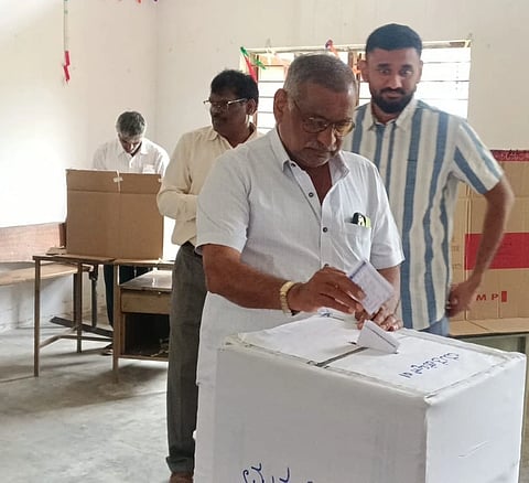 ನೊಳಂಬ ಲಿಂಗಾಯತ ಸಂಘದ ಕಾರ್ಯಕಾರಿಣಿ ಸಮಿತಿ ಚುನಾವಣೆಯಲ್ಲಿ ಮಾಜಿ ಸಚಿವ ಜೆ.ಸಿ.ಮಾಧುಸ್ವಾಮಿ ಚಿಕ್ಕನಾಯಕನಹಳ್ಳಿಯಲ್ಲಿ ಮತದಾನ ಮಾಡಿದರು.