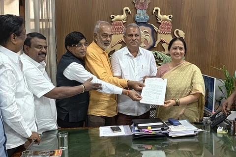 ನೈಸ್​ ಸಂಸ್ಥೆಯ ಅನಧಿಕೃತ ಟೋಲ್ ಸಂಗ್ರಹ ನಿಷೇಧಿಸಿ, ತಕ್ಷಣ ಸರ್ಕಾರದ ವಶಕ್ಕೆ ಪಡೆಯುವಂತೆ ಜೆಡಿಎಸ್ ನಿಯೋಗ ಮನವಿ! JDS Delegation 