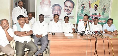 ತುಮಕೂರಿನಲ್ಲಿ ಜೆಡಿಎಸ್​ ಜಿಲ್ಲಾಧ್ಯಕ್ಷ ಆರ್​.ಸಿ.ಆಂಜನಪ್ಪ ಸುದ್ದಿಗೋಷ್ಠಿಯಲ್ಲಿ ಮಾತನಾಡಿದರು. ಟಿ.ಆರ್​.ನಾಗರಾಜು, ಕೆ.ಎಂ.ತಿಮ್ಮರಾಯಪ್ಪ, ಆರ್​.ಉಗ್ರೇಶ್​, ಮುದ್ದಿಮಡು ರಂಗಶಾಮಯ್ಯ, ನಾಗರಾಜು ಮತ್ತಿತರರು ಇದ್ದರು. 