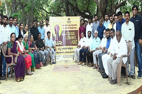 ತುಮಕೂರಿನಲ್ಲಿ ಜನಸ್ಪಂದನ ಟ್ರಸ್ಟ್​, ಜನಪರ ಸಂಘಟನೆ ಸಹಯೋಗದಲ್ಲಿ ಆಯೋಜಿಸಿದ್ದ ಎಸ್​ಐಆರ್​ ಕುರಿತ ದುಂಡು ಮೇಜಿನ ಸಭೆಯಲ್ಲಿ ಹಲವು ವಿಚಾರಗಳ ಕುರಿತು ಚರ್ಚಿಸಲಾಯಿತು. 