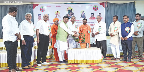 ಜಮಖಂಡಿಯಲ್ಲಿ ನಡೆದ ಪ್ರತಿಭಾ ಪುರಸ್ಕಾರ ಹಾಗೂ ಸನ್ಮಾನ ಕಾರ್ಯಕ್ರಮವನ್ನು ಮಾಜಿ ಸಚಿವ ಮುರುಗೇಶ ನಿರಾಣಿ ಉದ್ಘಾಟಿಸಿದರು. ಆಲಗೂರ ಲಕ್ಷ÷್ಮಣಮುತ್ಯಾ, ಮುತ್ತಿನಕಂತಿ ಮಠದ ಶಿವಲಿಂಗ ಪಂಡಿತಾರಾಧ್ಯ ಶಿವಾಚಾರ್ಯ ಸ್ವಾಮೀಜಿ ಹಾಗೂ ಓಲೆಮಠದ ಆನಂದ ದೇವರು, ಉದ್ಯಮಿ ಸಂಗಮೇಶ ನಿರಾಣಿ, ಬಸವರಾಜ ದಲಾಲ, ಸಿ.ಪಿ. ಜನವಾಡ ಇತರರಿದ್ದರು.