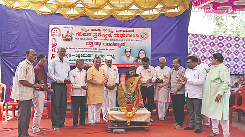 ಜಮಖಂಡಿ ತಾಲೂಕಿನ ಮಧುರಖಂಡಿ ಗ್ರಾಮದಲ್ಲಿ ಆಯೋಜಿಸಿದ್ದ ದತ್ತಿನಿಧಿ ಉಪನ್ಯಾಸ, ಶಿಕ್ಷಕರಿಗೆ ಪ್ರಶಸ್ತಿ ಪ್ರದಾನ ಮತ್ತು ಸಾಧಕರಿಗೆ ಸನ್ಮಾನ ಕಾರ್ಯಕ್ರಮವನ್ನು ವಿಜಯಪುರ ಜಿಲ್ಲಾ ಕಾರ್ಮಿಕ ಅಧಿಕಾರಿ ಉಮಾಶ್ರೀ ಕೋಳಿ ಉದ್ಘಾಟಿಸಿದರು. ಜಿಲ್ಲಾ ಕಸಾಪ ಅಧ್ಯಕ್ಷ ಶಿವಾನಂದ ಶೇಲ್ಲಿಕೇರಿ, ಹಿರಿಯ ಸಾಹಿತಿ ಶಂಕರ ಬೈಚಬಾಳ, ನಿವತ್ತ ಶಿಕ್ಷಕ ಶ್ಯಾಮ ಕುಲಕರ್ಣಿ, ಓಲೆಮಠದ ಆನಂದದೇವರು, ಪ್ರಸಾದಯ್ಯ ಹಿರೇಮಠ ಇತರರಿದ್ದರು. 