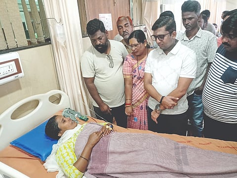  ಜಮಖಂಡಿ ಖಾಸಗಿ ಆಸ್ಪತ್ರೆಯಲ್ಲಿ ಆತ್ಮಹತ್ಯೆಗೆ ಯತ್ನಿಸಿ ಚಿಕಿತ್ಸೆ ಪಡೆಯುತ್ತಿರುವ ಹೊರ ಗುತ್ತಿಗೆ ಸಿಬ್ಬಂದಿಯ ಆರೋಗ್ಯವನ್ನು ಮಾಜಿ ಶಾಸಕ ಆನಂದ ನ್ಯಾಮಗೌಡ ವಿಚಾರಿಸಿದರು. ಇತರೆ ಸಿಬ್ಬಂದಿ, ಕುಟುಂಬದವರು ಇದ್ದರು.