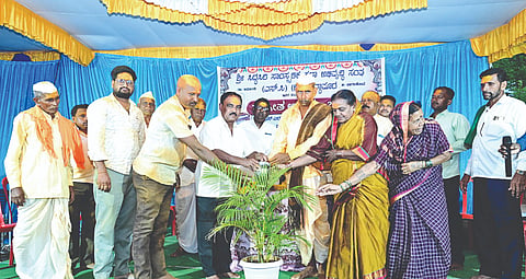  ಜಮಖಂಡಿ ತಾಲೂಕಿನ ಸಿದ್ದಾಪುರ ಗ್ರಾಮದಲ್ಲಿ ನಡೆದ ಸಂಗೀತ ಉತ್ಸವ ಕಾರ್ಯಕ್ರಮ ಕರ್ನಾಟಕ ಜಾನಪದ ಅಕಾಡೆಮಿ ಹಾಗೂ ರಾಜ್ಯೋತ್ಸವ ಪ್ರಶಸ್ತಿ ವಿಜೇತೆ ಯಲ್ಲವ್ವ ರೊಡ್ಡಪ್ಪನವರ ಉದ್ಘಾಟಿಸಿದರು. ಗೋವಿಂದ ಗಸ್ತಿ, ಈರಯ್ಯ ಸ್ವಾಮಿಗಳು ಹಿರೇಮಠ, ಶಿವಪ್ಪ ಶಿಕರೆಪ್ಪಗೋಳ, ಬಸಪ್ಪ ಜಕನೂರ, ಗುರುಪಾದ ಮ್ಯಾಗಿನಮನಿ ಇತರರಿದ್ದರು.