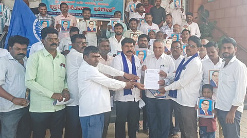 ಜಮಖಂಡಿ ನಗರದ ತಾಲೂಕು ಆಡಳಿತ ಸೌಧದ ಆವರಣದಲ್ಲಿ ಎಸಿ ಕಚೇರಿಯ ಗ್ರೇಡ್ 2 ತಹಸೀಲ್ದಾರ ಎನ್.ಜಿ. ಬಿರಡಿ ಅವರಿಗೆ ಡಿಎಸ್‌ಎಸ್ ಪದಾಧಿಕಾರಿಗಳು ಮನವಿ ಪತ್ರ ಸಲ್ಲಿಸಿದರು. ಜಿಲ್ಲಾ ಸಂಚಾಲಕ ಪರಶುರಾಮ ಕಾಂಬಳೆ, ಬಸವರಾಜ ಹಳ್ಳದಮನಿ, ಮಹಾಲಿಂಗಪ್ಪ ಆಲಬಾಳ, ಬಸವರಾಜ ದೊಡಮನಿ, ಸದಾಶಿವ ಐನಾಪೂರ, ಪರಸು ಕಾಂಬಳೆ, ಅಮೀತ ಸೂರಗೊಂಡ ಇದ್ದರು.