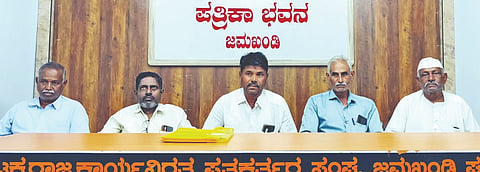 ಜಮಖಂಡಿ ನಗರದ ಕಾನಿಪ ಪತ್ರಿಕಾ ಭವನದಲ್ಲಿ ನಡೆದ ಸುದ್ದಿಗೋಷ್ಠಿಯಲ್ಲಿ ಗ್ರಾಮಸ್ಥ ರಮೇಶ ಭಜಂತ್ರಿ ಮಾತನಾಡಿದರು. ಸಿದ್ದಪ್ಪ ಹೆಗ್ಗೊಂಡ, ಸಾಬು ಗುಡ್ಡದ, ಶಿವಾನಂದ ಮಾಳಿ, ಸಿದ್ದಪ್ಪ ಸೊನ್ನದ ಇತರರಿದ್ದಾರೆ.