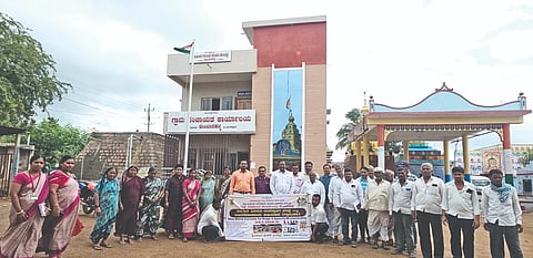 ಜಮಖಂಡಿ ತಾಲೂಕಿನ ಕುಂಬಾರಹಳ್ಳ ಗ್ರಾಮದಲ್ಲಿ ವಿಬಿ-ಜಿ ರಾಮ್-ಜಿ, ಭಾರತ ಜೋಡೊ ಕುರಿತು ತಾಪಂ ಇಓ ಮಲ್ಲಿಕಾರ್ಜುನ ಬಡಿಗೇರ ಗ್ರಾಮಸ್ಥರಿಗೆ ಮಾಹಿತಿ ನೀಡಿದರು. ಸಹಾಯಕ ನಿರ್ದೇಶಕರು ಉದ್ಯೋಗ ಖಾತ್ರಿ ಉಮೇಶ ಸಾವಳಗಿ, ಪಿಡಿಒ ಎಸ್.ಎ. ಸಾರವಾನ, ಕಾರ್ಯದರ್ಶಿ ಮಂಜುನಾಥ ಬಡಿಗೇರ ಇತರರಿದ್ದರು.