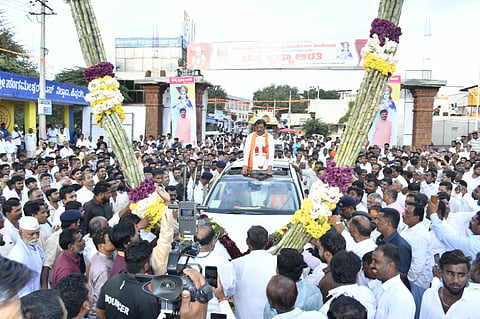  ಜಮಖಂಡಿ ತಾಲೂಕಿನ ಹಿಪ್ಪರಗಿ ಗ್ರಾಮದಲ್ಲಿ ನಡೆದ ಶ್ರೀಶೈಲ ಧರ್ಮರಥದ ಭವ್ಯ ಶೋಭಾ ಯಾತ್ರೆಯಲ್ಲಿ ಪಾಲ್ಗೊಂಡ ಅಪಾರ ಭಕ್ತ ಸಮೂಹ.