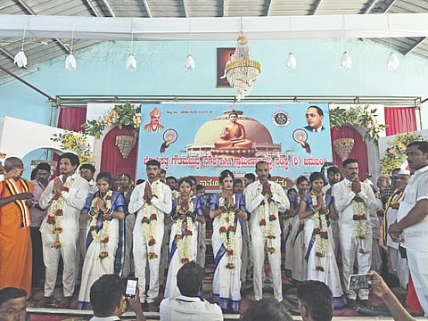 ಜಮಖಂಡಿ ನಗರದ ಬಸವ ಭವನದಲ್ಲಿ ನಡೆದ ಸರಳ ಸಾಮೂಹಿಕ ವಿವಾಹವನ್ನು ನೇರ್ಲಿಯ ಜ್ಞಾನಜ್ಯೋತಿ ಬಂತೇಜಿ, ಬಾಗಲಕೋಟೆಯ ಧಮ್ಮಪಾಲ ಬಂತೇಜಿ ನೆರವೇರಿಸಿದರು. ಶಾಸಕ ನಾಡೋಜ ಜಗದೀಶ ಗುಡಗುಂಟಿ, ಜಿಪಂ ಮಾಜಿ ಉಪಾಧ್ಯಕ್ಷ ಸುಶೀಲಕುಮಾರ ಬೆಳಗಲಿ, ಸಂಸ್ಥೆ ಅಧ್ಯಕ್ಷ ಪರಶುರಾಮ ಕಾಂಬಳೆ ಇತರರಿದ್ದರು.