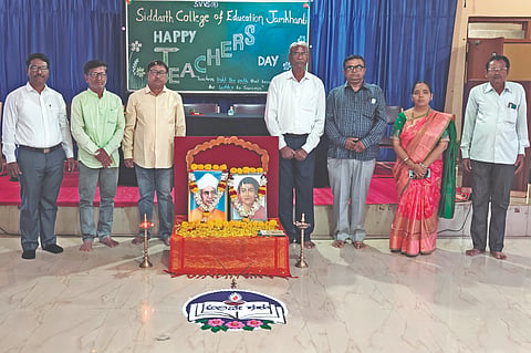 ಜಮಖಂಡಿಯ ಸಿದ್ಧಾರ್ಥ ಶಿಕ್ಷಣ ಮಹಾವಿದ್ಯಾಲಯದಲ್ಲಿ ನಡೆದ ಶಿಕ್ಷಕರ ದಿನಾಚರಣೆಯಲ್ಲಿ ಡಾ.ಎಸ್.ರಾಧಾಕೃಷ್ಣನ್ ಹಾಗೂ ಸಾವಿತ್ರಿಬಾಯಿ ಪುಲೆ ಅವರ ಭಾವಚಿತ್ರಕ್ಕೆ ಪುಷ್ಪ ನಮನ ಸಲ್ಲಿಸಲಾಯಿತು. ಡಾ.ಟಿ.ಪಿ.ಗಿರಡ್ಡಿ, ಪ್ರಭಾರಿ ಪ್ರಾಚಾರ್ಯ ಎ.ಜಿ.ಮಳಗುಂಡಿ, ಉಪನ್ಯಾಸಕರಾದ ಎಲ್.ಬಿ. ಹಲಸಗಿ, ಪಿ.ಎಂ. ಮುಂದಿನಮನಿ, ಪ್ರಶಿಕ್ಷಣಾರ್ಥಿಗಳಾದ ಪವಿತ್ರಾ ಇಟ್ಟಿ, ಭಾಗ್ಯಾ ಕೋಲೂರಮಠ, ತಂಗೆಮ್ಮ ಕರಿಗೌಡರ ಇದ್ದರು.