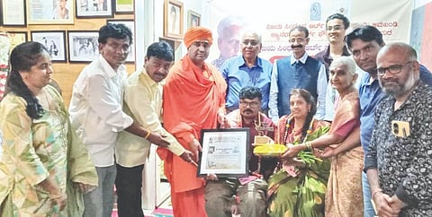 ಜಮಖಂಡಿ ನಗರದ ಸಿಂಧೂರ ಆರ್ಟ್ ಗ್ಯಾಲರಿಯಲ್ಲಿ ಹಮ್ಮಿಕೊಂಡಿದ್ದ ಪ್ರಶಸ್ತಿ ಪ್ರದಾನ ಕಾರ್ಯಕ್ರಮದಲ್ಲಿ ಶಿವು ಹೂಗಾರ ಅವರಿಗೆ ಪ್ರಶಸ್ತಿ ಪ್ರದಾನ ಮಾಡಿ ಗೌರವಿಸಲಾಯಿತು. ಮುತ್ತಿನಕಂತಿ ಹಿರೇಮಠದ ಶಿವಲಿಂಗ ಪಂಡಿತಾರಾಧ್ಯ ಶಿವಾಚಾರ್ಯ ಶ್ರೀಗಳು, ಹಿರಿಯ ನ್ಯಾಯವಾದಿ ಎನ್.ಎಸ್. ದೇವರವರ, ಕರ್ನಾಟಕ ಲಲಿತಕಲಾ ಅಕಾಡೆಮಿ ಪ್ರಶಸ್ತಿ ಪುರಸ್ಕೃತ ಬಾಬು ಜತ್ತಕರ್, ಸೋಮೇಶ ಸಿಂಧೂರ, ಮಹಾನಂದಾ ವಿಜಯ ಸಿಂಧೂರ ಇತರರಿದ್ದರು. 