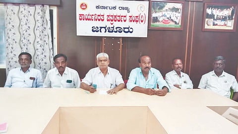 ಜಗಳೂರಿನಲ್ಲಿ ಆಯೋಜಿಸಿದ್ದ ಸುದಿಗೋಷ್ಠಿಯಲ್ಲಿ ಜೆಡಿಎಸ್ ರಾಜ್ಯ ಕಾರ್ಯದರ್ಶಿ ಕಲ್ಲೇರುದ್ರೇಶ್ ಮಾತನಾಡಿದರು. ಗೋಡೆ ಸಿದ್ದೇಶ್, ಉಸ್ಮಾನ್, ಯಲ್ಲಪ್ಪ ಮಾಸ್ಟರ್, ಸಣ್ಣ ತಿಪ್ಪೇಶಿ ಇತರರಿದ್ದರು. farmer