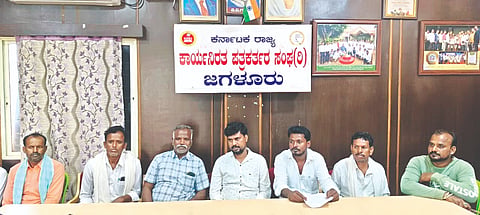 ಜಗಳೂರು ಪಟ್ಟಣದಲ್ಲಿ ಸೋಮವಾರ ಸುದ್ದಿಗೋಷ್ಠಿಯಲ್ಲಿ ಟಿ. ವೆಂಕಟೇಶ್, ಶರಣಪ್ಪ, ರಂಗಸ್ವಾಮಿ, ಕೆ. ಚಂದ್ರಪ್ಪ, ಎಂ.ಎನ್. ಬಸವರಾಜ್ ಇತರರಿದ್ದರು. KPS