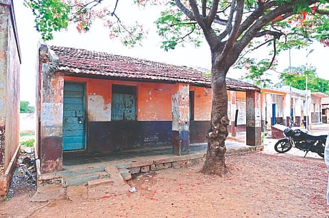  ಜಗಳೂರು ಗೊಲ್ಲರಹಟ್ಟಿ ಸರ್ಕಾರಿ ಹಿರಿಯ ಪ್ರಾಥಮಿಕ ಪಾಠ ಶಾಲೆ ಶಿಥಿಲಗೊಂಡಿರುವುದು. school