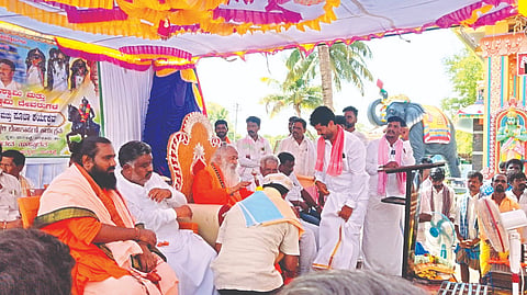 ಜಗಳೂರು ತಾಲೂಕಿನ ಮರಿಕಟ್ಟೆಯಲ್ಲಿ ಶನಿವಾರ ಶ್ರೀ ವೀರಾಂಜನೇಯಸ್ವಾಮಿ  ಮತ್ತು ಶ್ರೀ ಲಕ್ಷ್ಮೀ ವೆಂಕಟೇಶ್ವರಸ್ವಾಮಿ ದೇವಸ್ಥಾನಗಳ ಕಳಸಾರೋಹಣ, ವಿವಿಧ ಧಾರ್ಮಿಕ ಕಾರ್ಯಕ್ರಮದಲ್ಲಿ ಶ್ರೀ ರೇವಣಸಿದ್ದೇಶ್ವರ ಸ್ವಾಮೀಜಿ ಆಶೀರ್ವಚನ ನೀಡಿದರು. Kalasarohana