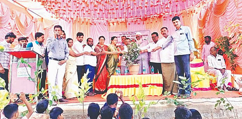 ಹನುಮಂತಾಪುರ ಗೊಲ್ಲರಹಟ್ಟಿಯಲ್ಲಿ ಮಂಗಳವಾರ ಗುರುವಂದನಾ, ಬೀಳ್ಕೊಡುಗೆ ಸಮಾರಂಭ ಹಾಗೂ ಪರಿಸರ ದಿನಾಚರಣೆಯನ್ನು ನಿವೃತ್ತ ಶಿಕ್ಷಕ ಅಲ್ಲಾಭಕ್ಷಿ ಉದ್ಘಾಟಿಸಿದರು. ಅಸ್ಮಾ, ಎಚ್. ಹಳ್ಳೆಪ್ಪ, ಡಾ.ಟಿ. ಬಸವರಾಜ್, ಜ್ಞಾನೇಶ್ವರಿ, ಹನುಮಂತಪ್ಪ,  ಜಿ.ಆರ್. ಚಿತ್ರಲಿಂಗಪ್ಪ ಇತರರಿದ್ದರು. Guruvandan