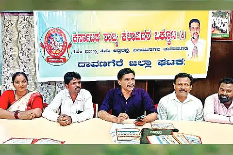 artist ಜಗಳೂರು ಪಟ್ಟಣದ ಪತ್ರಿಕಾ ಭವನದಲ್ಲಿ ಬುಧವಾರ ಹಮ್ಮಿಕೊಂಡಿದ್ದ ಸುದ್ದಿಗೋಷ್ಠಿಯಲ್ಲಿ ಒಕ್ಕೂಟದ ರಾಜ್ಯ ಅಧ್ಯಕ್ಷ ರಾ. ವೀರೇಶ್‌ಪ್ರಸಾದ್ ಮಾತನಾಡಿದರು. ಮರೇನಹಳ್ಳಿ ಕುಮಾರ್, ವೃಷಭೇಂದ್ರ, ಬಸವರಾಜ್ ಮತ್ತಿತರರಿದ್ದಾರೆ. 