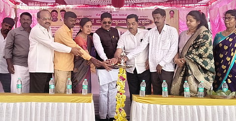 ಜಗಳೂರಿನ ಭರಮಸಮುದ್ರ ಗ್ರಾಮದಲ್ಲಿ ರಸ್ತೆ ಡಾಂಬರೀಕರಣ ಕಾಮಗಾರಿಯನ್ನು ಶಾಸಕ ಬಿ. ದೇವೇಂದ್ರಪ್ಪ ಉದ್ಘಾಟಿಸಿದರು. ಷಂಷೀರ್ ಅಹಮದ್, ಕಲ್ಪನಾ, ಸಾವಿತ್ರಮ್ಮ ಇದ್ದರು. Road