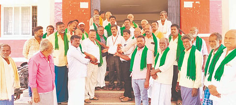ವಿದ್ಯುತ್ ಸಂಸ್ಥೆ ಖಾಸಗೀಕರಣವನ್ನು ವಿರೋಧಿಸಿ ಜಗಳೂರು ಪಟ್ಟಣದಲ್ಲಿ ಗುರುವಾರ ರೈತ ಸಂಘ ಮತ್ತು ಹಸಿರು ಸೇನೆ (ಹುಚ್ಚವ್ವನಹಳ್ಳಿ ಮಂಜುನಾಥ್ ಬಣ)ಯಿಂದ ಪ್ರತಿಭಟನೆ ನಡೆಸಿ ತಹಸೀಲ್ದಾರ್ ಗುರುಬಸವರಾಜಪ್ಪಗೆ ಮನವಿ ಸಲ್ಲಿಸಲಾಯಿತು. ಕಾನನಕಟ್ಟೆ ತಿಪ್ಪೇಸ್ವಾಮಿ, ಸಿ.ಎಂ. ಹೊಳೆ ಚಿರಂಜೀವಿ, ಬೈರನಾಯಕನಹಳ್ಳಿ ರಾಜು, ಬೆಸ್ಕಾಂ ಎಇಇ ಮಲ್ಲಿಕಾರ್ಜುನ್ ಇತರರಿದ್ದರು. Protest