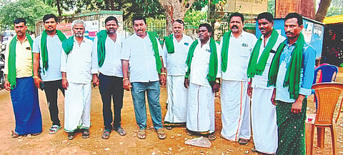 ವಿವಿಧ ಬೆಳೆಗಳಿಗೆ ಕನಿಷ್ಠ ಬೆಂಬಲ ಬೆಲೆ ಕಾಯ್ದೆಯನ್ನು ಜಾರಿಗೊಳಿಸಬೇಕು ಎಂದು ಜಗಳೂರಿನಲ್ಲಿ ಬುಧವಾರ ರಾಜ್ಯ ರೈತ ಸಂಘ ಹಾಗೂ ಹಸಿರು ಸೇನೆ ಒತ್ತಾಯಿಸಿತು. ಹುಚ್ಚವ್ವನಹಳ್ಳಿ ಮಂಜುನಾಥ್, ಚಿರಂಜೀವಿ ಸಿಎಂ ಹೊಳೆ ಇದ್ದರು.Support