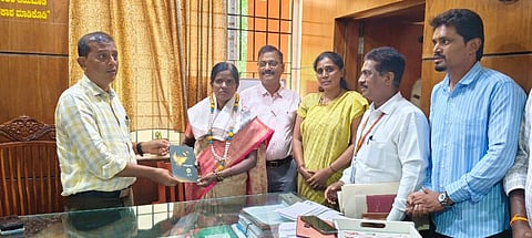 ಜಗಳೂರು ತಾಲೂಕು ಕಚೇರಿಯಲ್ಲಿ ಗುರುವಾರ ಎಸ್‌ಐಆರ್‌ನಲ್ಲಿ ಶೇ.100ರಷ್ಟು ಪ್ರಗತಿ ಸಾಧಿಸಿದ ತಾಲೂಕಿನ ಹೊಸಹಟ್ಟಿ ಗ್ರಾಮದ ಅಂಗನವಾಡಿ ಶಿಕ್ಷಕಿ ಹಾಗೂ ಬಿಎಲ್‌ಒ ನಾಗರತ್ನಮ್ಮಗೆ ಜಿಲ್ಲಾಧಿಕಾರಿ ಜಿ.ಎಂ. ಗಂಗಾಧರಸ್ವಾಮಿ ಸನ್ಮಾನಿಸಿದರು. ಅಪರ ಜಿಲ್ಲಾಧಿಕಾರಿ ಶೀಲವಂತ ಶಿವಕುಮಾರ್,  ಚುನಾವಣಾಧಿಕಾರಿ ಭಾಗ್ಯಶ್ರೀ, ತಹಸೀಲ್ದಾರ್ ಗುರುಬಸವರಾಜ್, ಆರ್‌ಐ ಕೀರ್ತಿಕುಮಾರ್ ಇದ್ದರು. SIR