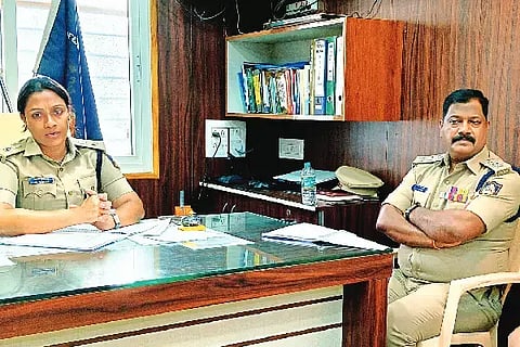 ಜಗಳೂರು ಪಟ್ಟಣದ ಪೊಲೀಸ್ ಠಾಣೆಗೆ ಸೋಮವಾರ ಎಸ್ಪಿ ಉಮಾ ಪ್ರಶಾಂತ್ ಭೇಟಿ ನೀಡಿದರು. ಡಿವೈಎಸ್ಪಿ ಬಸವರಾಜ್ ಇದ್ದರು.