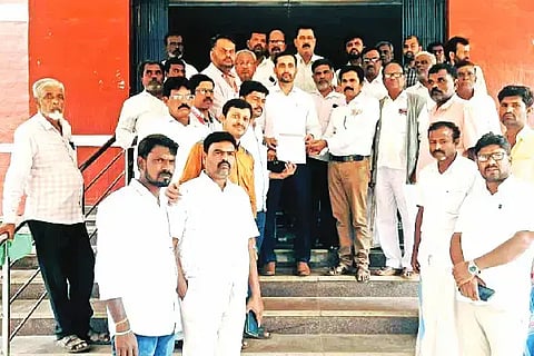 ಆಗ್ನೇಯ ಪದವೀಧರ ಮತದಾರ ನೋಂದಣಿಗೆ ಅವಧಿ ವಿಸ್ತರಿಸುವಂತೆ ಶುಕ್ರವಾರ ಪ್ರಗತಿಪರ ಸಂಘಟನೆಗಳು ತಹಸೀಲ್ದಾರ್ ಸೈಯದ್ ಕಲೀಂಉಲ್ಲಾ ಅವರಿಗೆ ಮನವಿ ಸಲ್ಲಿಸಿದರು. ವಕೀಲ ಆರ್.ಓಬಳೇಶ್, ಬಿ.ಮಹೇಶ್ವರಪ್ಪ, ಜಿ.ಶಂಭುಲಿಂಗಪ್ಪ, ಜಿ.ತಿಪ್ಪೇಸ್ವಾಮಿ ಇತರರಿದ್ದರು.