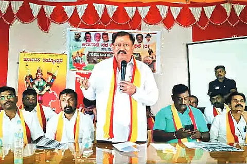 ಜಗಳೂರಿನಲ್ಲಿ ಶನಿವಾರ ಕರ್ನಾಟಕ ರಾಜ್ಯೋತ್ಸವ ಮತ್ತು ದೀನ ಬಂಧು ಎಜುಕೇಷನ್ ಚಾರಿಟಬಲ್ ಟ್ರಸ್ಟ್ ಉದ್ಘಾಟಿಸಿ ಮಾಜಿ ಶಾಸಕ ಎಸ್.ವಿ. ರಾಮಚಂದ್ರ ಮಾತನಾಡಿದರು. ರಘುರಾಮರೆಡ್ಡಿ, ಪಿ.ಎಸ್. ಅರವಿಂದ್, ಬಿಸ್ತುವಳ್ಳಿ ಬಾಬು, ಬರ್ಕತ್ ಅಲಿ ಇದ್ದರು.